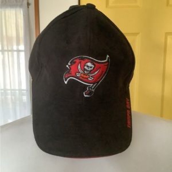 Reebok Other - Reebok Black Cap with Red Buccaneers Flag Logo